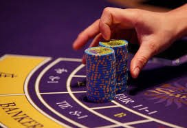 Suasana live casino dindongtogel dengan dealer langsung yang bisa diakses dari Indonesia