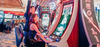 Tampilan Live Casino dindongtogel dengan dealer nyata di layar smartphone pengguna Indonesia