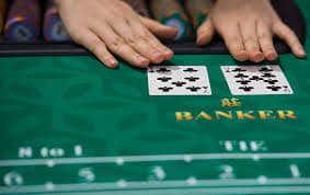 Pengguna dewasa Indonesia memainkan Live Casino dindongtogel dari smartphone saat bersantai